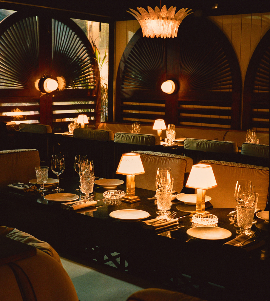 Bar en terrasse du restaurant de plage Pampelonne, pergola bois et ambiance méditerranéenne